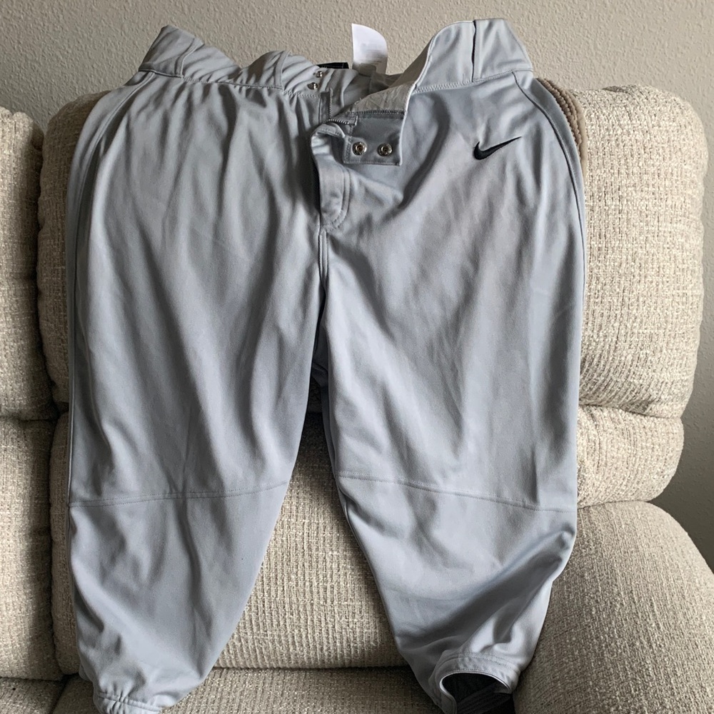 Nike Team XL Gray Athletic Wear
SOFTBALL/BASEBALL PANTS HIGH
worn two hrs